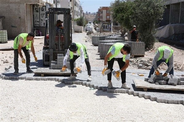 Sahada görev yapan 17 ekip, yol yapım ile bakım ve