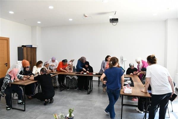 Yıldızlı Huzurevi Rehabilitasyon ve Yaşlı Bakım Merkezi’nde kalan kadınlar iki