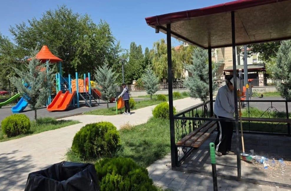 Belediyeden yapılan açıklamada, yürütülen çalışmalarla yeşil alanların hem görünümünün iyileştirildiği