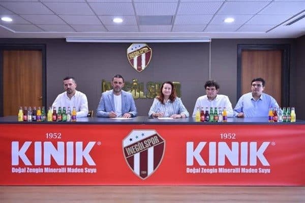 Kulüp tesislerinde düzenlenen imza törenine Kulüp Başkanı Kani Ademoğlu, Futbol