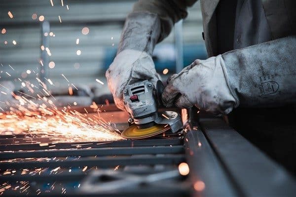 Ekonomik büyümenin öncü göstergesi olan imalat sanayi performansında en hızlı
