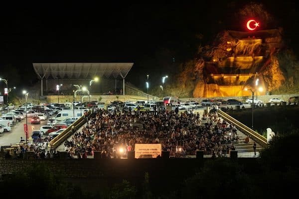 Isparta Belediyesi, Kirazlıdere’de canlı müzik dinletisi düzenledi. Yüzlerce vatandaşın katıldığı