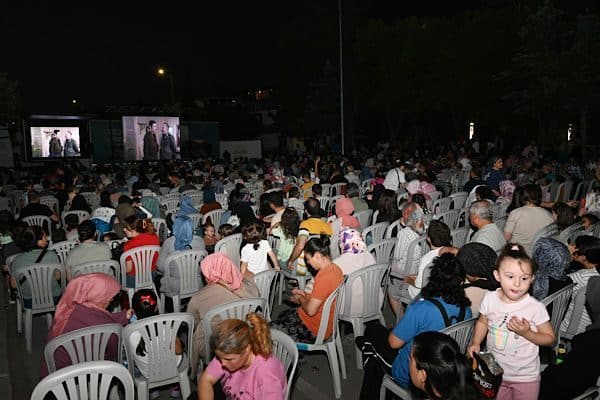 Isparta Belediyesi’nin “Yaz Seninle Güzel” sloganıyla düzenlediği Yaz Akşamı Sineması