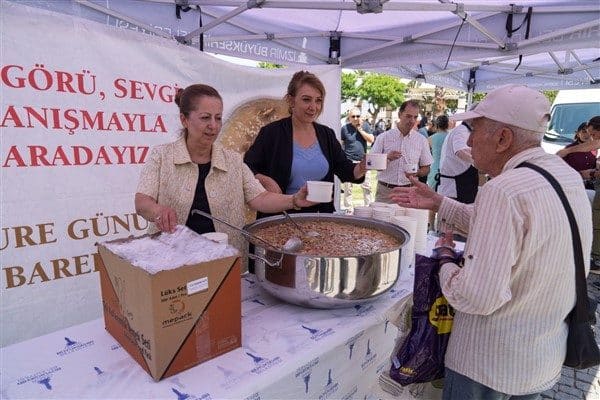 İzmir Büyükşehir Belediyesi, Muharrem ayında üç ilçede aşure dağıttı. Sosyal Hizmetler