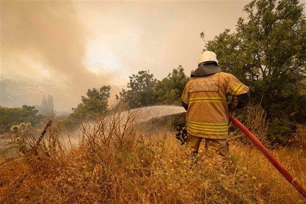 İzmir, günlerdir kentin birçok noktasında peş peşe çıkan orman yangınlarıyla