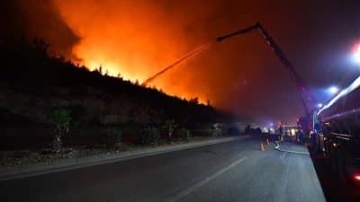 İtfaiyeciler, akşam saatlerinde Buca Kaynaklar bölgesinde başlayan ve Gaziemir Sarnıç,
