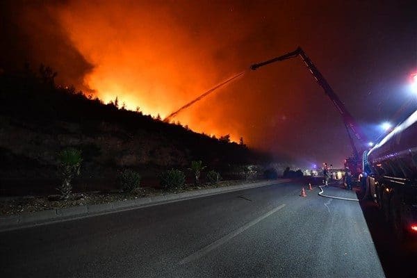 İtfaiyeciler, akşam saatlerinde Buca Kaynaklar bölgesinde başlayan ve Gaziemir Sarnıç,