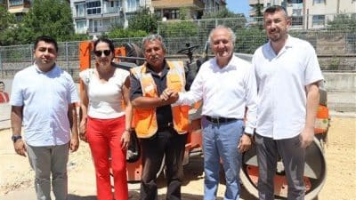 İzmit Belediye Başkan Yardımcısı Erdem Arcan, Cumhuriyet Mahallesi Muhtarı Aysun