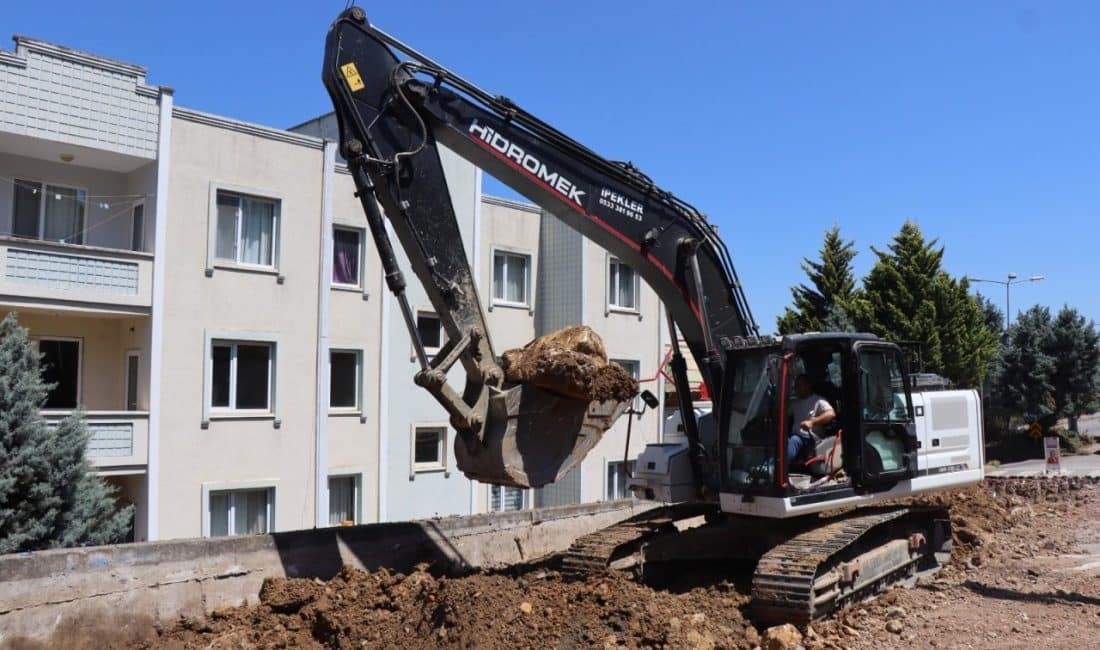 İzmit Belediyesi Fen İşleri Müdürlüğü, kent genelinde çalışmalarına ara vermeden