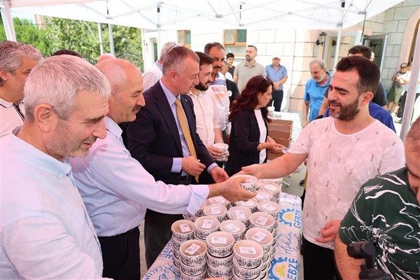 İzmit Belediyesi, vatandaşlara Cuma namazı çıkışı Fevziye Cami, Kısalar Köyü