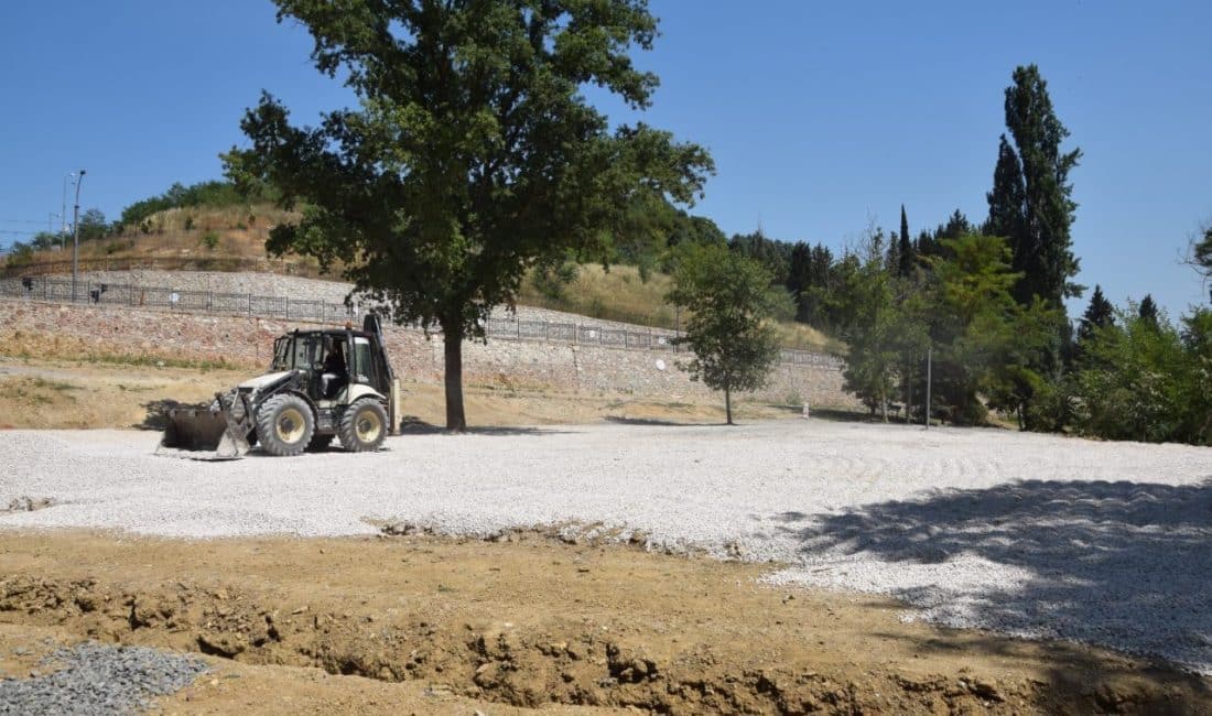 İzmit Belediyesi Fen İşleri Müdürlüğü ekipleri kent genelinde çalışmalarına aralıksız