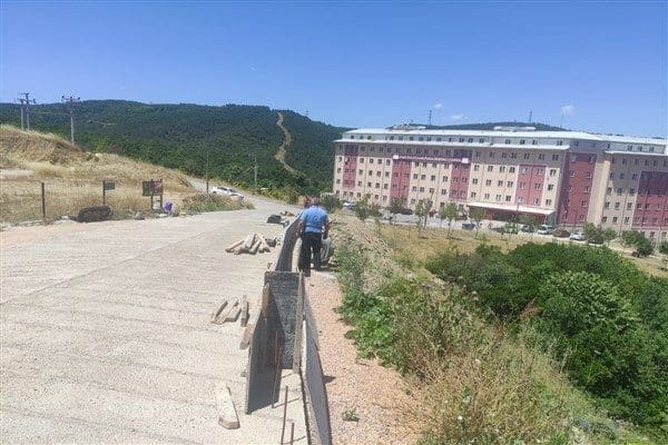 İzmit Belediyesi Fen İşleri Müdürlüğü, kent genelinde çalışmalarına devam ediyor.