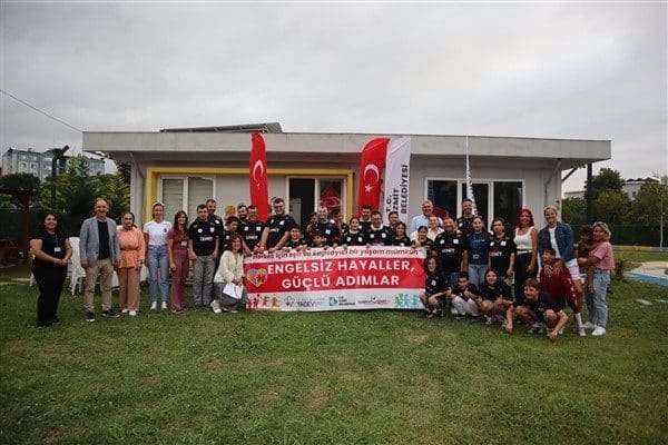 İzmit Belediyespor Voleybol Antrenörlerinin katkılarıyla gerçekleştirilen etkinlikte otizmli bireyler, çeşitli