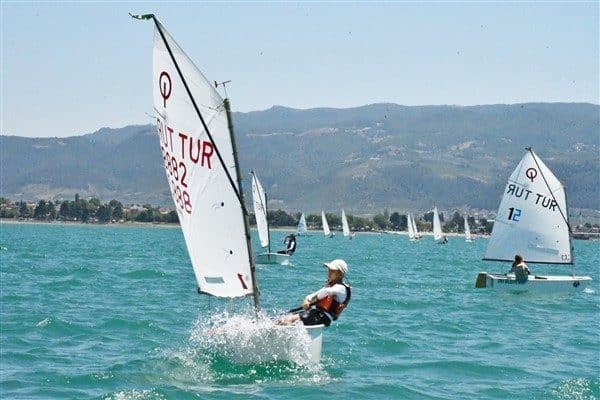 Organizasyonda Optimist ve Ilca 4 sınıflarında yarışan 7 ila 17