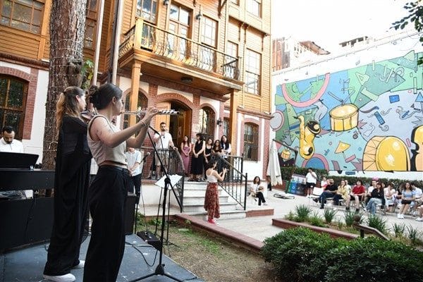 Bu yılki yaz atölyelerinde koro ve vokal, ritim, orkestra eğitimi,