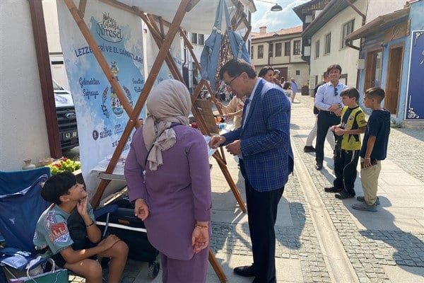 El emeğiyle üretilen çiniler, seramikler, telkari işlemeler ve ev yapımı