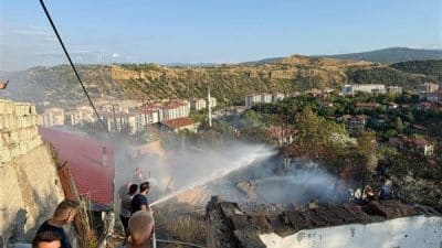 Rüzgarın etkisiyle yayılan yangınlar, çevredeki bazı yapılara sıçrarken, olay yerine