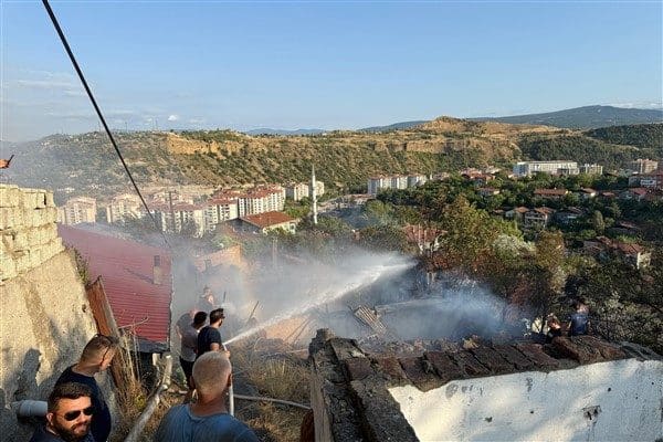 Rüzgarın etkisiyle yayılan yangınlar, çevredeki bazı yapılara sıçrarken, olay yerine