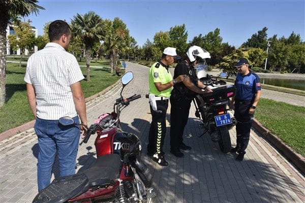 UKOME kararıyla yürürlüğe giren düzenlemeyle yalnızca belirlenen otopark alanları dışında