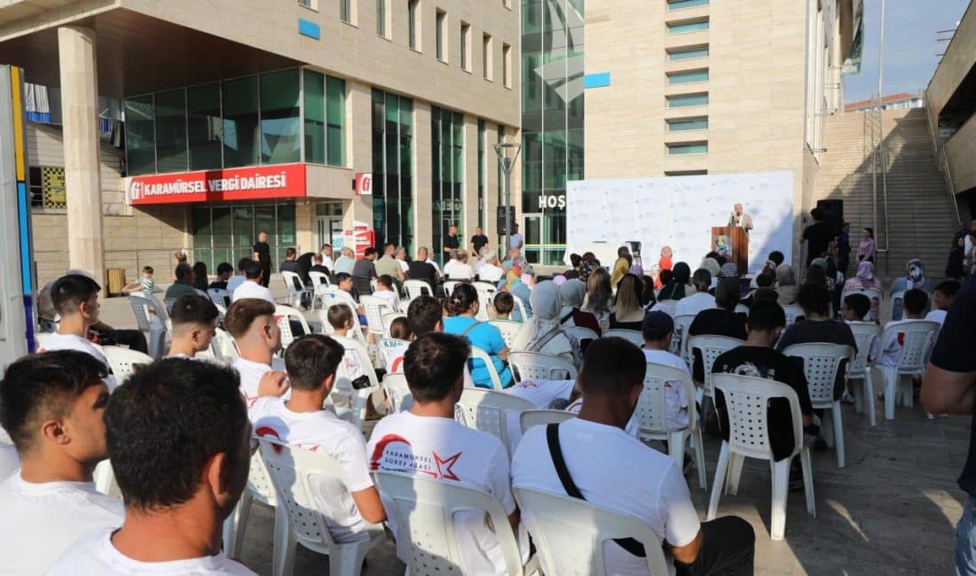 Karamürsel Belediyesi Kent Meydanı’nda düzenlenen törende; Belediye Başkanı Ahmet Çalık,