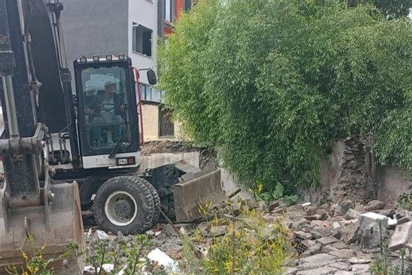 Belediyeden yapılan açıklamada, 3194 sayılı İmar Kanunu kapsamında yürütülen yıkım
