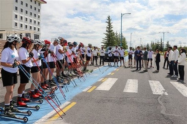 Ardahan Üniversitesi Rektörü Prof. Dr. Öztürk Emiroğlu, kampı ziyaret ederek