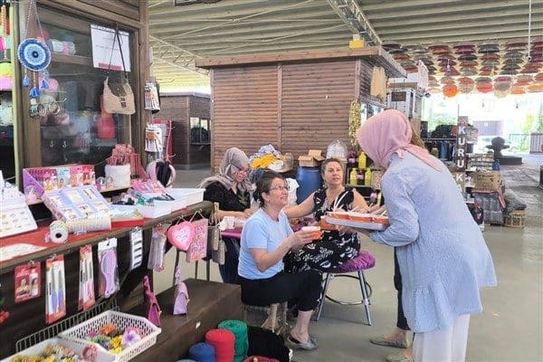 Bolluk, bereket ve dayanışmanın simgesi olan aşure, kadınların el emeği