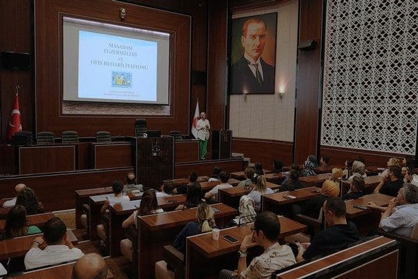 Fizyoterapist Kübra Erdal, çalışma ortamının ergonomik şekilde düzenlenmesi, fiziksel aktiviteyi