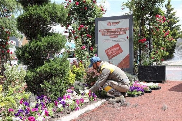 Titizlikle sürdürülen peyzaj uygulamalarıyla park, bahçe ve sosyal donatı alanları