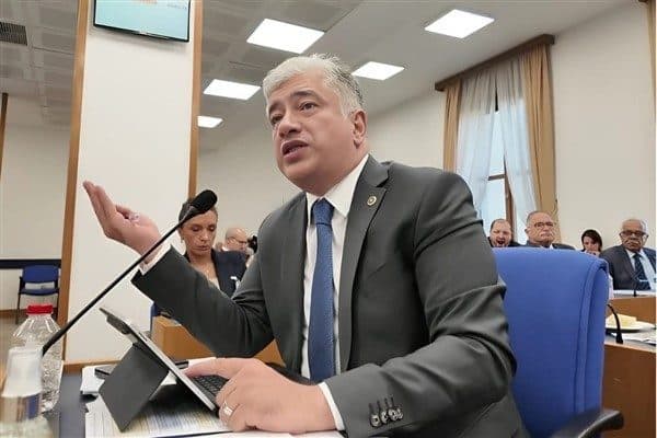 En düşük emekli maaşının açlık sınırının altında kaldığına dikkat çeken