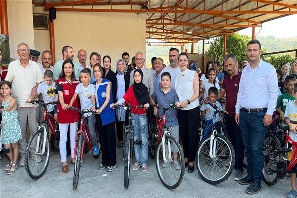 Kavaklıdere İlçesi Çocuk Kütüphanesi’nde kitap okuyan çocuklara “Kitaplara Yolculuk Sizden