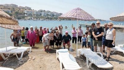 Geziye katılan aileler, servislerle alınarak Foça Belediyesi’nin mavi bayraklı Karakum