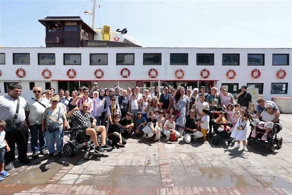 Etkinlik, kentin dört bir yanından 200 Konaklıyı vapurda buluşturdu. Belediyenin