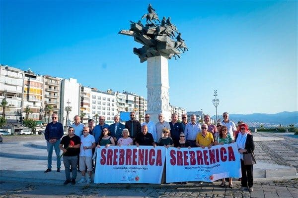 Türkan Saylan Kültür Merkezi önünde gerçekleştirilen programa CHP Konak İlçe