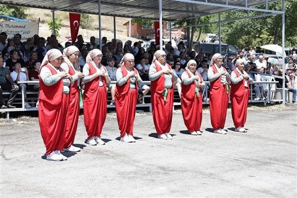 Kütahya Belediye Başkanı Eyüp Kahveci ve il protokolünü, 28. Ulusal
