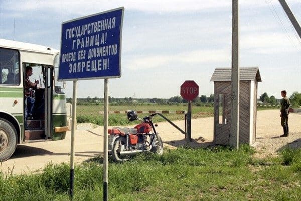 Sebep, bir yıl önce yürürlüğe giren ve Letonya oturma iznine