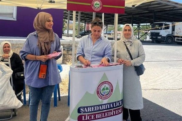 Lice Belediyesi Kadın Meclisi öncülüğünde kurulan stantta, kadına yönelik şiddet