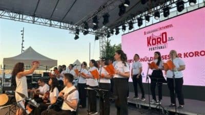 Beşiktaş Meydanı'nda gerçekleşen programda LÖSEV Gönüllü Korosu’nun yanı sıra 30