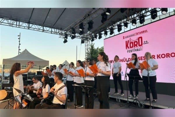 Beşiktaş Meydanı'nda gerçekleşen programda LÖSEV Gönüllü Korosu’nun yanı sıra 30
