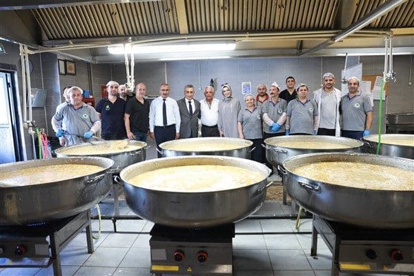 100. Yıl Cumhuriyet Millet Bahçesi’nde gerçekleştirilen programa, Mamak Belediye Başkanı