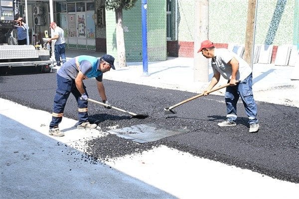 Manisa Büyükşehir Belediyesi, altyapı işlemleri tamamlanan mahallelerde asfalt çalışmalarını sürdürüyor. Altyapı