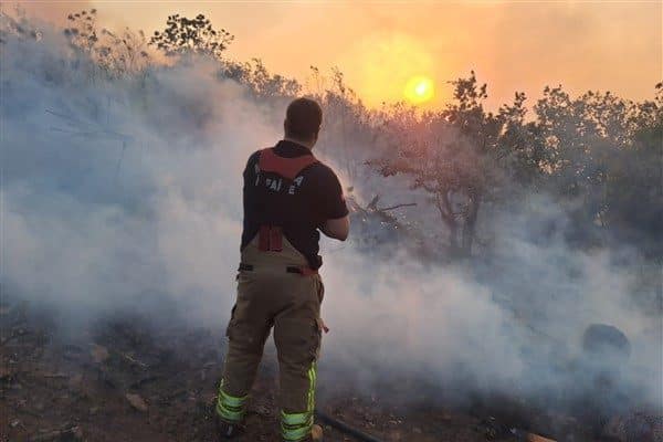 Manisa Büyükşehir Belediyesi hem itfaiye ekipleri hem su tankerleri ve