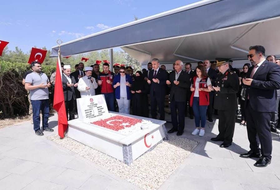 Mardin Garnizon Komutanlığı Selen Kışlası Şehitlik Anıtı’nda gerçekleştirilen anma programına;
