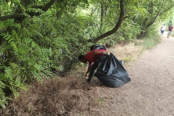 Çevreye gelişigüzel bırakılan plastik atıklar, yiyecek ambalajları ve diğer çöpler,