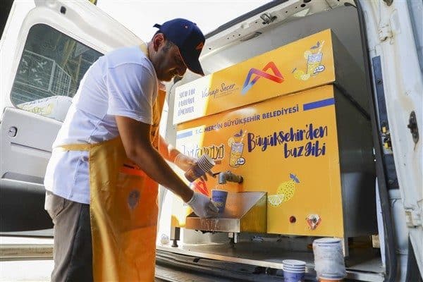 Haftanın 4 günü kentin farklı noktalarında dağıtım yapan ekipler limonataları,