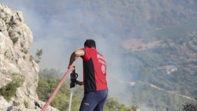 Yangının bildirilmesinin hemen ardından harekete geçen Mersin Büyükşehir Belediyesi İtfaiye