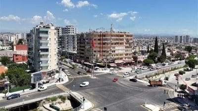 Mersin Büyükşehir Belediyesi ekipleri, kentin ana arteri konumunda bulunan Atatürk