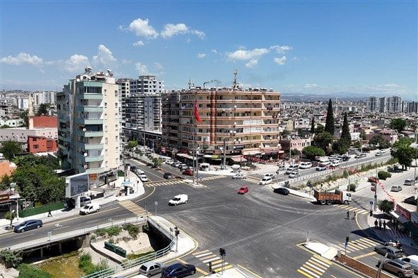Mersin Büyükşehir Belediyesi ekipleri, kentin ana arteri konumunda bulunan Atatürk