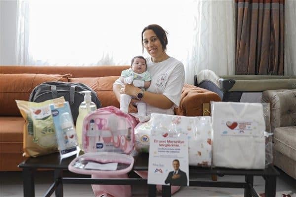 Yeni doğan bebekler için hazırlanan bebek bakım çantasının içerisinde; bebek
