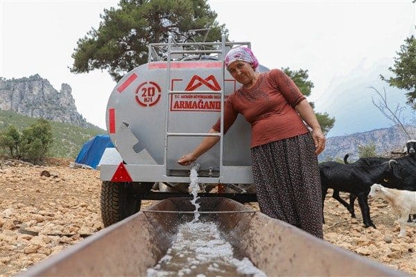 Mersin Büyükşehir Belediyesi’nin Sulama Tankeri Desteği Projesi sayesinde; Mersin’in dağlık